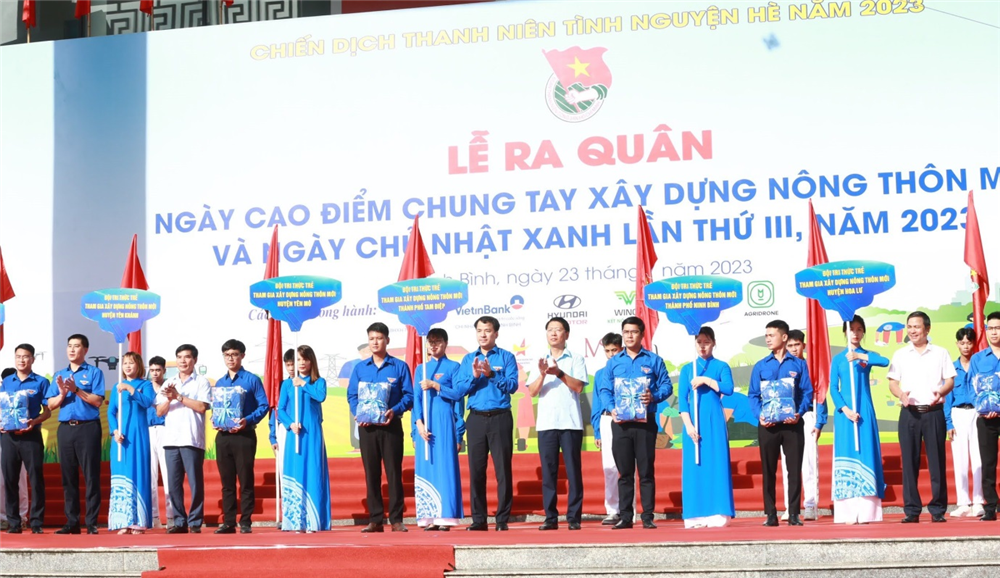 Ninh Bình: Ra quân Ngày cao điểm tình nguyện chung tay xây dựng nông thôn mới